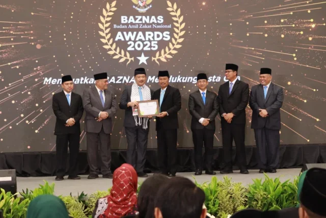Wali Kota Cirebon Raih Penghargaan BAZNAS Awards 2025