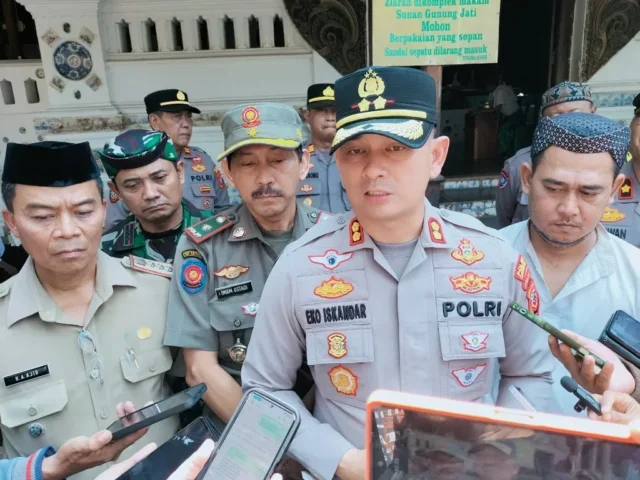 Kapolres Cirebon Kota Tinjau Proses Penertiban Pengemis di Komplek Makam Sunan Gunung Jati 