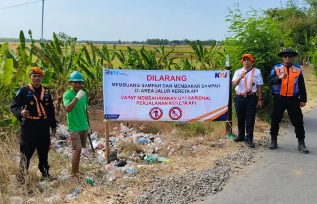 KAI Daop 3 Cirebon Peringatkan Bahaya Bakar Sampah di Sekitar Jalur Kereta