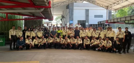 Satlantas Polres Karawang Edukasi Security tentang Keselamatan Berlalu Lintas