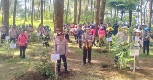 Kapolda Jabar Pimpin Penanaman 500 Pohon Endemik di Gunung Ciremai