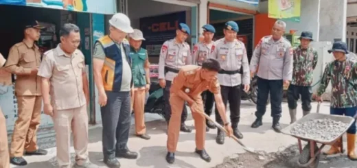 Brimob Polda Jabar Sinergi dengan Pemkab Sumedang Perbaiki Jalan Berlubang