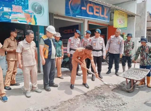 Brimob Polda Jabar Sinergi dengan Pemkab Sumedang Perbaiki Jalan Berlubang