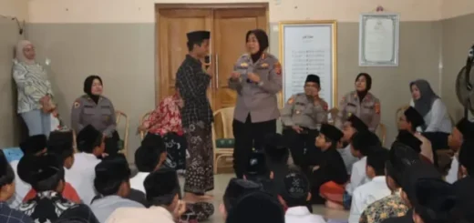 Kapolresta Cirebon Beri Ceramah Kamtibmas ke Ratusan Santri di Ponpes Babakan Ciwaringin