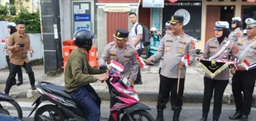 Polres Ciamis Bagikan Ratusan Bendera Merah Putih, Semarakkan HUT RI ke-78 dan Bangkitkan Semangat Nasionalisme