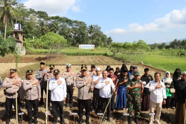 Polres Ciamis Tanam Jagung di Pesantren, Wujudkan Sinergi Ketahanan Pangan dan Pemberdayaan Masyarakat