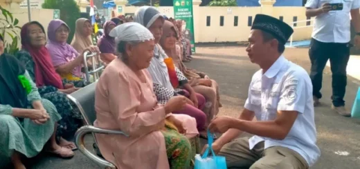 Polres Indramayu Gelar Jumat Berkah, Puluhan Lansia Terima Bantuan Sembako dengan Penuh Kehangatan