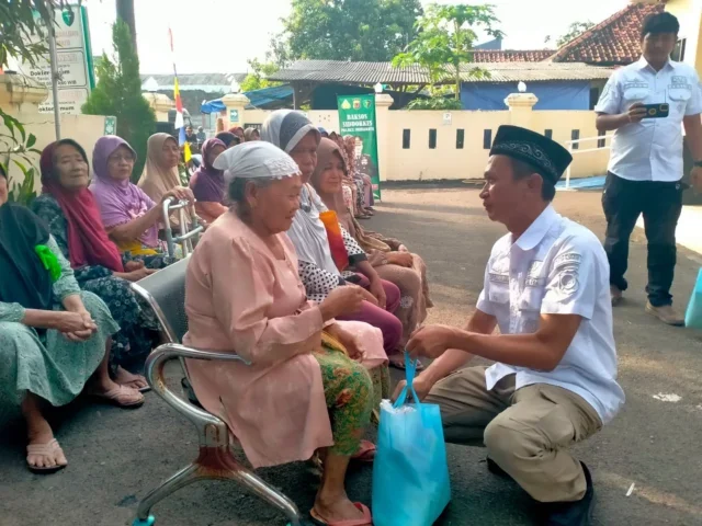 Polres Indramayu Gelar Jumat Berkah, Puluhan Lansia Terima Bantuan Sembako dengan Penuh Kehangatan