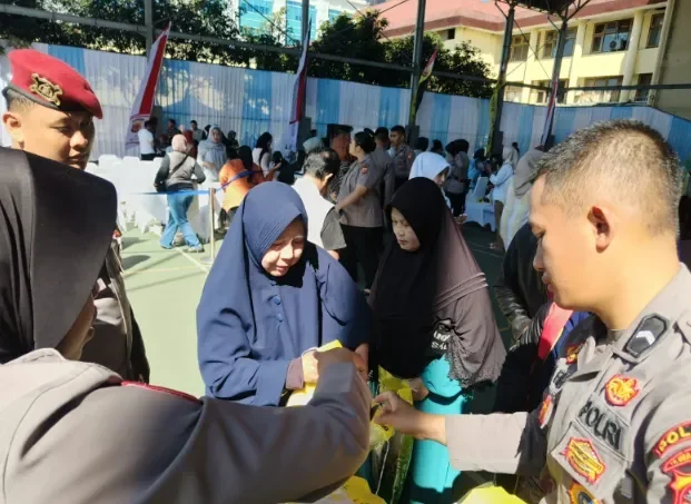 Polda Jabar Gelar Pasar Murah Sembako, Emak-Emak Antusias Sambut HUT ke-80 RI