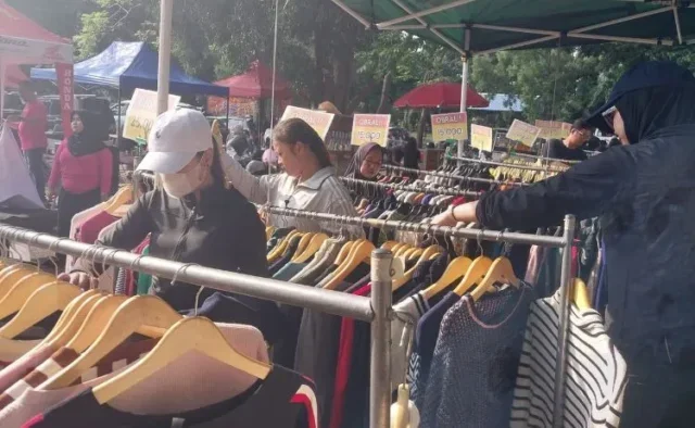Gen Z Cirebon Gandrungi Thrifting di Pasar Minggu Stadion Bima
