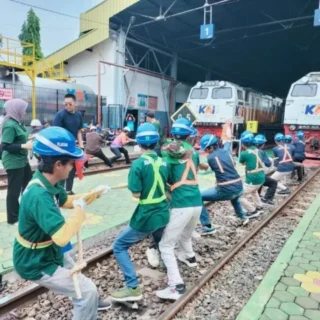 Lomba Tarik Lokomotif Berbobot 108 Ton Warnai HUT Ke-80 PT KAI Daop 3 Cirebon