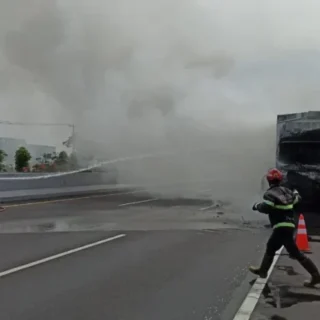 Petugas Padamkan Truk Ekspedisi yang Terbakar di Tol Cipali