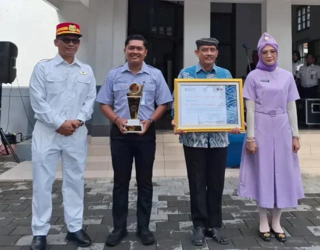 KAI Daop 3 Cirebon Berikan Penghargaan Kepada Ahli Waris Pencipta Lagu "Kota Cirebon"