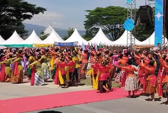 Pukau Penonton, Aksi Polisi Cilik dan Penari Ronggeng Ramaikan Pembukaan Kejuaraan Paralayang Dunia di Sumedang