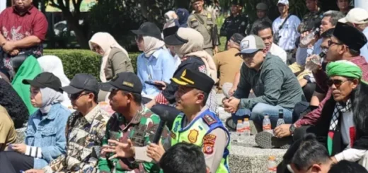 Dialog Santai di Garut: Kapolres dan Forkopimda Duduk Lesehan Bersama Mahasiswa Saat Demo