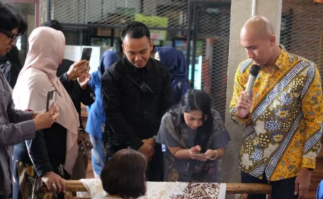 Hari Batik Nasional 2025, Penjualan Batik Cirebon Alami Kenaikan