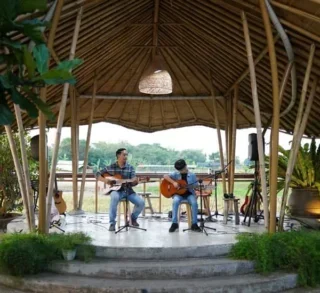Guitar Showcase Dawai Senja : Legacy Music Center Cirebon Bangun Kepercayaan Diri Lewat Musik