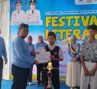 Fardan Kusnadi Putra dari SMPIT Akmala Sabila Raih Juara 1 Lomba Resensi Buku se-Kabupaten Cirebon
