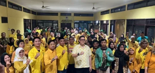 Reses di Kota Cirebon, Dave Laksono Bagikan Sembako kepada Kader dan Driver Ojol