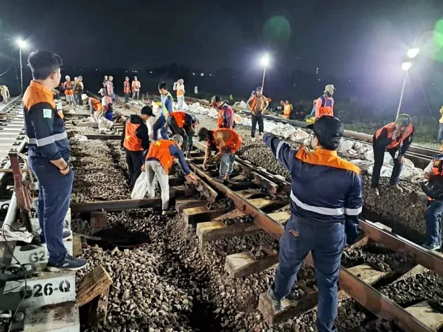KAI Daop 3 Cirebon Tingkatkan Keselamatan dengan Mengganti Wesel