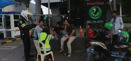Jaga Keselamatan Berkendara, Satlantas Polres Karawang Gelar Patroli Dialogis dengan Driver Ojol