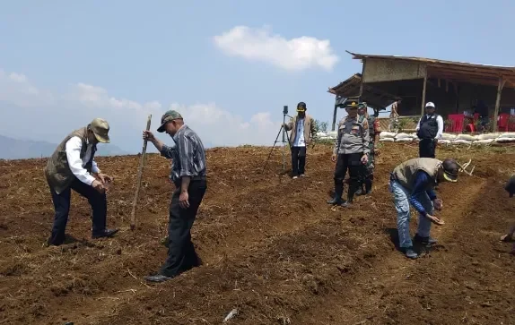 Dukung Ketahanan Pangan Nasional, Polres Cianjur Tanam Bibit Jagung Hibrida