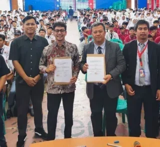 Atasi Masalah Sampah, PT Caruban Mustika Nuswantara Gandeng SMK Karya Nasional Kuningan