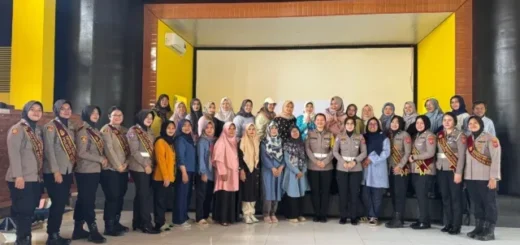 Sentuhan Humanis Polwan Jaga Kamtibmas: Polresta Bandung Optimalkan Patroli Mojang Lodaya