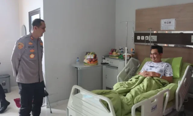 Kapolres Majalengka Jenguk Anggota Sakit di RSUD, Berikan Dukungan Moril