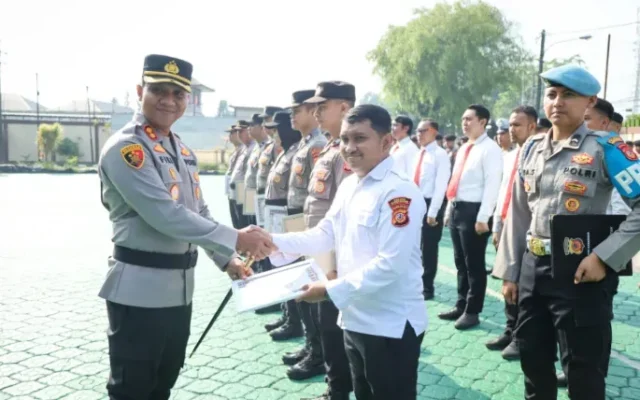 Kapolres Karawang Berikan Penghargaan kepada Personel Berprestasi