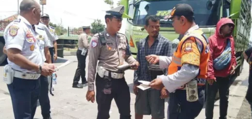 Petugas Gabungan Tertibkan Parkir Liar di Pantura Cirebon