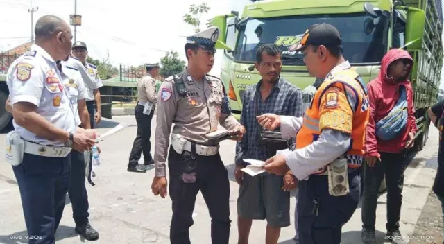 Petugas Gabungan Tertibkan Parkir Liar di Pantura Cirebon