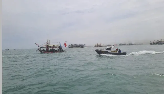 Ribuan Nelayan Gelar Pesta Laut Ciparage, Sat Polair Polres Karawang Kawal Tradisi Sakral Pesisir