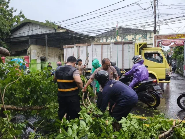 Polsek Lemahwungkuk Gerak Cepat Evakuasi Pohon Tumbang