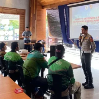 Operasi Zebra Lodaya, Polres Cirebon Kota Edukasi Safety Driving untuk Pengemudi Ojol