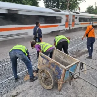 KAI Daop 3 Cirebon Lakukan Perbaikan Geometri Jalur KA di Perlintasan Slamet Riyadi