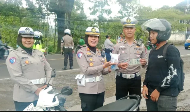Operasi Lodaya Hari Ketiga di Sumedang: Satlantas Berikan Snack sebagai Reward untuk Pengendara Tertib