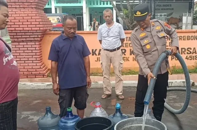 Polresta Cirebon Salurkan 9.000 Liter Air Bersih ke Warga Terdampak Banjir Waled