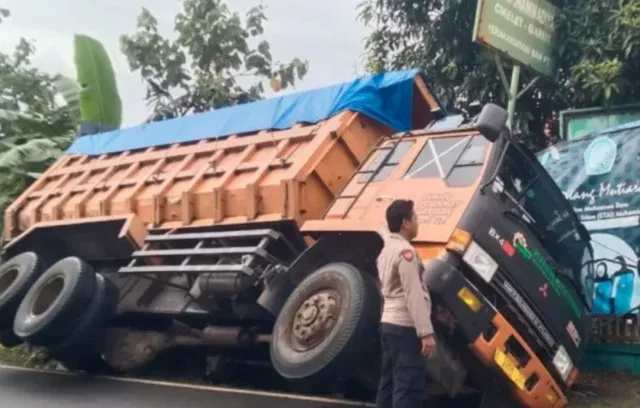 Polsek Cikelet Sigap Amankan TKP Laka Tunggal Truk Fuso di Jalur Garut Selatan