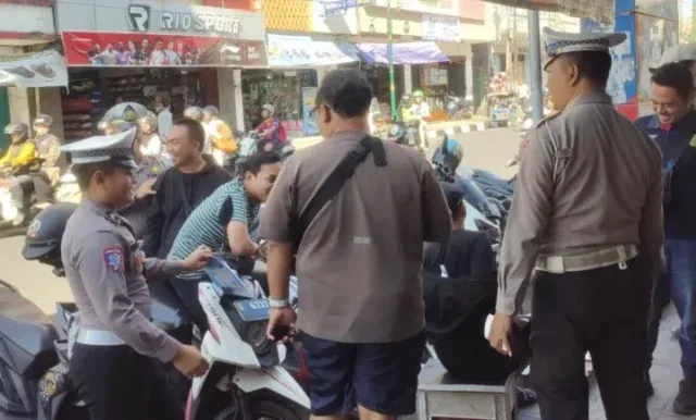 Merokok Saat Mengemudi Bahayakan Keselamatan, Sat Lantas Polres Garut Ingatkan Potensi Sanksi