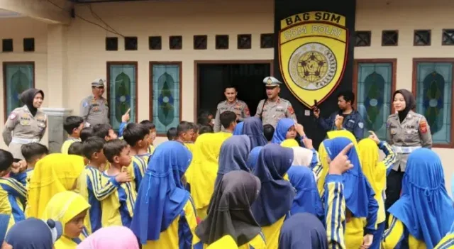 Siswa SDN 5 Linggasari Antusias Belajar Rambu dan Cara Pakai Helm di Mapolres