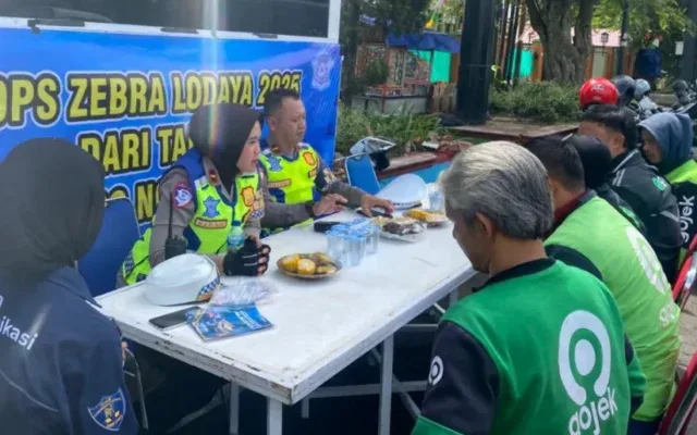 Satlantas Polres Garut Gelar Pemeriksaan KTMDU dan Pembagian Vitamin dalam Operasi Zebra Lodaya 2025