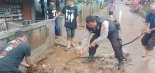 Polsek Cisurupan Bersama Forkopimcam dan Warga Evakuasi Material Banjir dan Longsor di Kampung Pasar Kaler