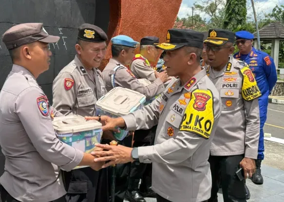 Kapolda Jabar Beri Hadiah Umrah ke Personel Polres Banjar yang Bertugas di Pos Pengamanan Nataru