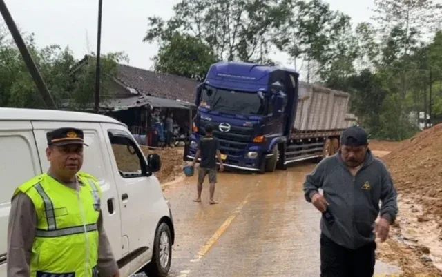 Polsek Cikajang Evakuasi Tronton Tergelincir, Arus Lalu Lintas Kembali Lancar