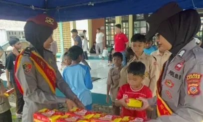 Polwan Polres Banjar Ciptakan Suasana Hangat dan Aman di Masjid Ass Saiidiyah Melalui Program Jum’at Berkah