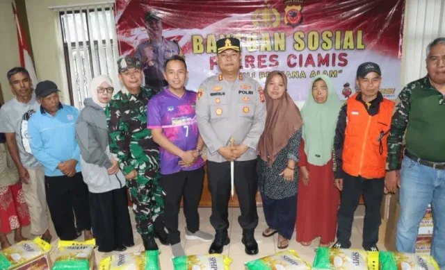 Polres Ciamis Ulurkan Tangan, Salurkan Bantuan Sosial untuk Korban Pergeseran Tanah di Rajadesa dan Panumbangan