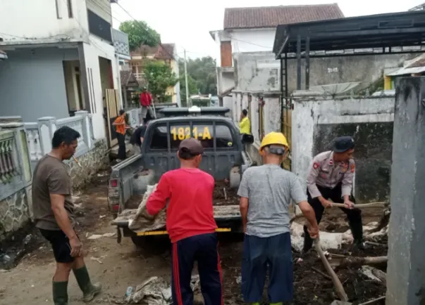 Tujuh Hari Pasca-Banjir, Polsek Cisurupan dan Warga Garut Terus Bersihkan Sisa Lumpur