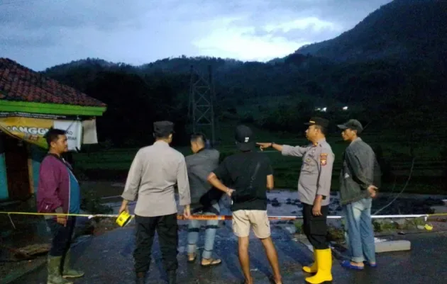 Jembatan Gantung di Garut Ambruk Diterjang Hujan, Polsek Singajaya Gerak Cepat Amankan Lokasi