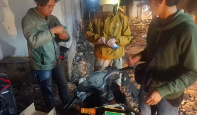 Berantas Peredaran Ilegal, Sat Narkoba Polres Garut Amankan Puluhan Botol Miras di Pasar Ciawitali